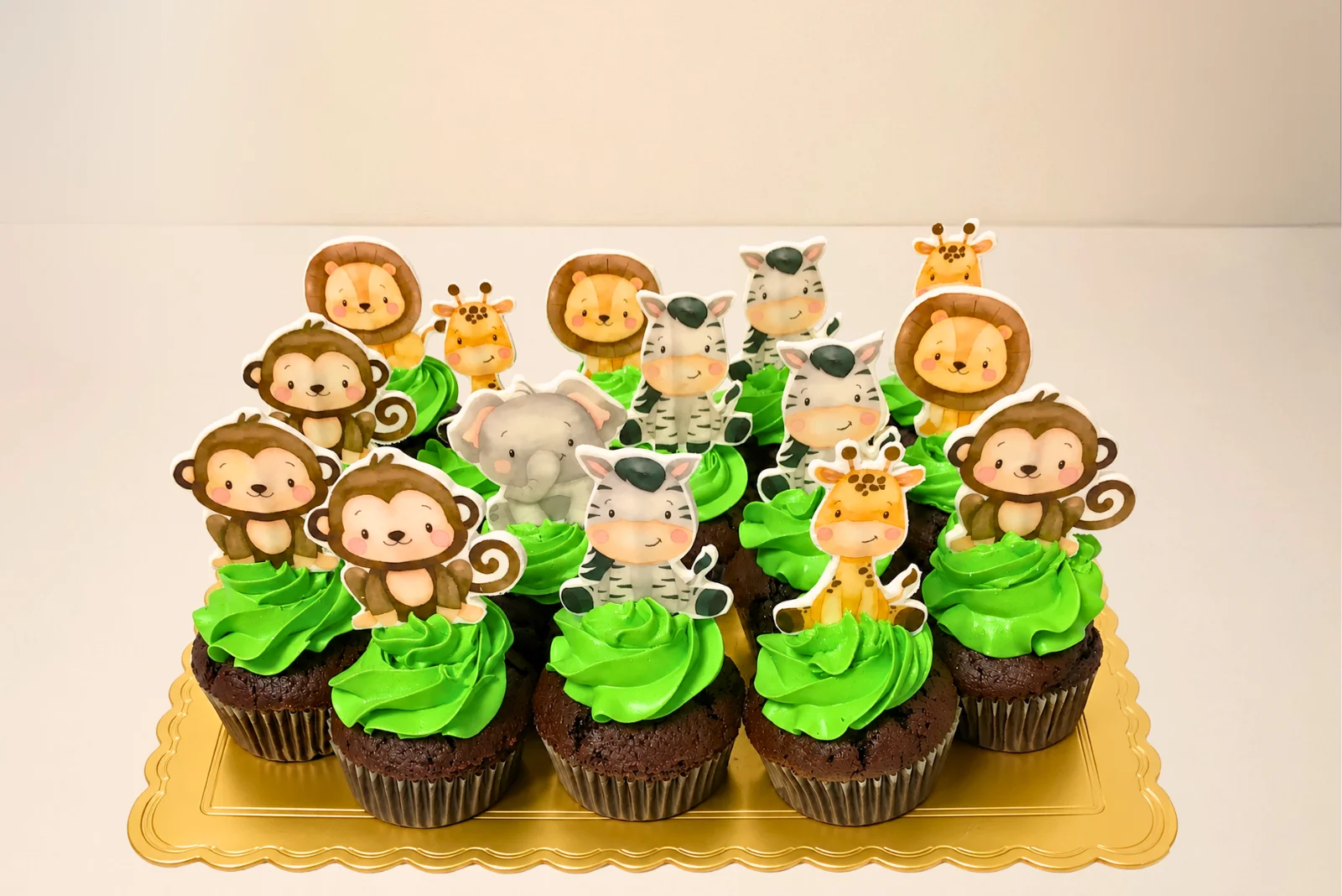 Pastelería artesanal para celebraciones: Tendencias de diseño y sabores que están de moda en 2026 cupcakes personalizados safari -mostrador