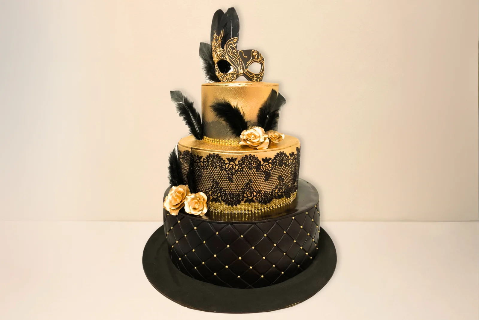 Pastelería Artesanal Cajicá, Chía, Tabio, Sabana Torta elegante de tres pisos negra y dorada con máscara veneciana para celebraciones especiales - Choconuez Cajicá Chía Tabio Sabana Centro Bogotá
