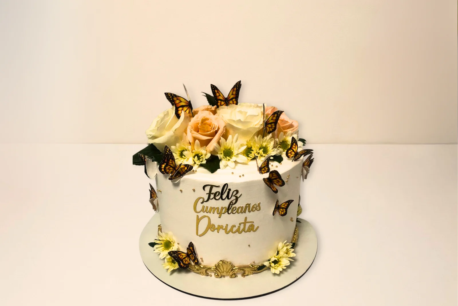 Pastelería Artesanal Cajicá, Chía, Tabio, Sabana Torta personalizada de cumpleaños con flores naturales y mariposas doradas - Choconuez Cajicá Chía Tabio Sabana Centro Bogotá