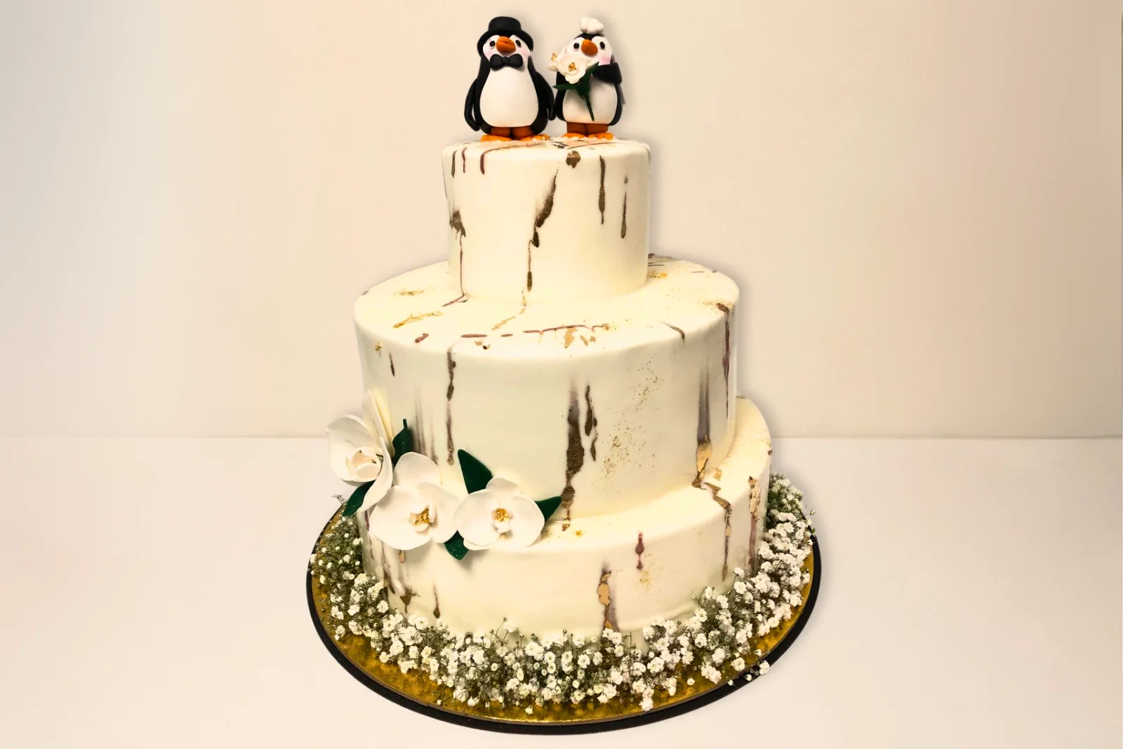 Pastelería Artesanal Cajicá, Chía, Tabio, Sabana Torta artesanal de matrimonio con flores blancas y pingüinos en fondant- Choconuez Cajicá Chía Tabio Sabana Centro Bogotá