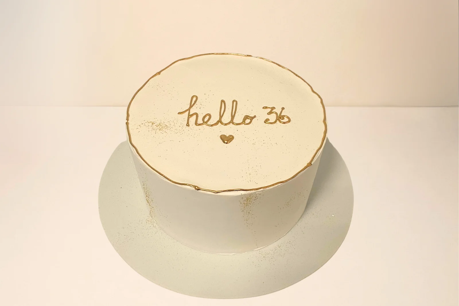 torta personalizada minimalista blanca escritura mano dorada Choconuez - Cajicá Chía Tabio Sabana de Bogotá