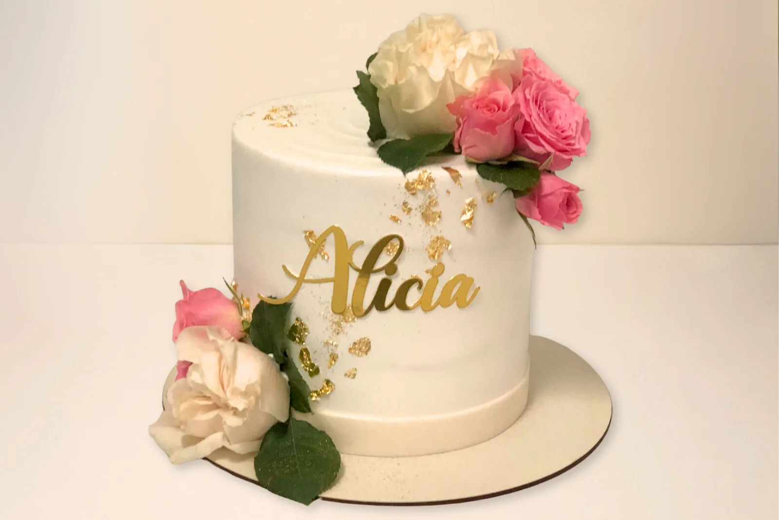 Pastelería artesanal para celebraciones: Tendencias de diseño y sabores que están de moda en 2026 torta personalizada un piso flores Choconuez - Cajicá Chía Tabio Sabana de Bogotá