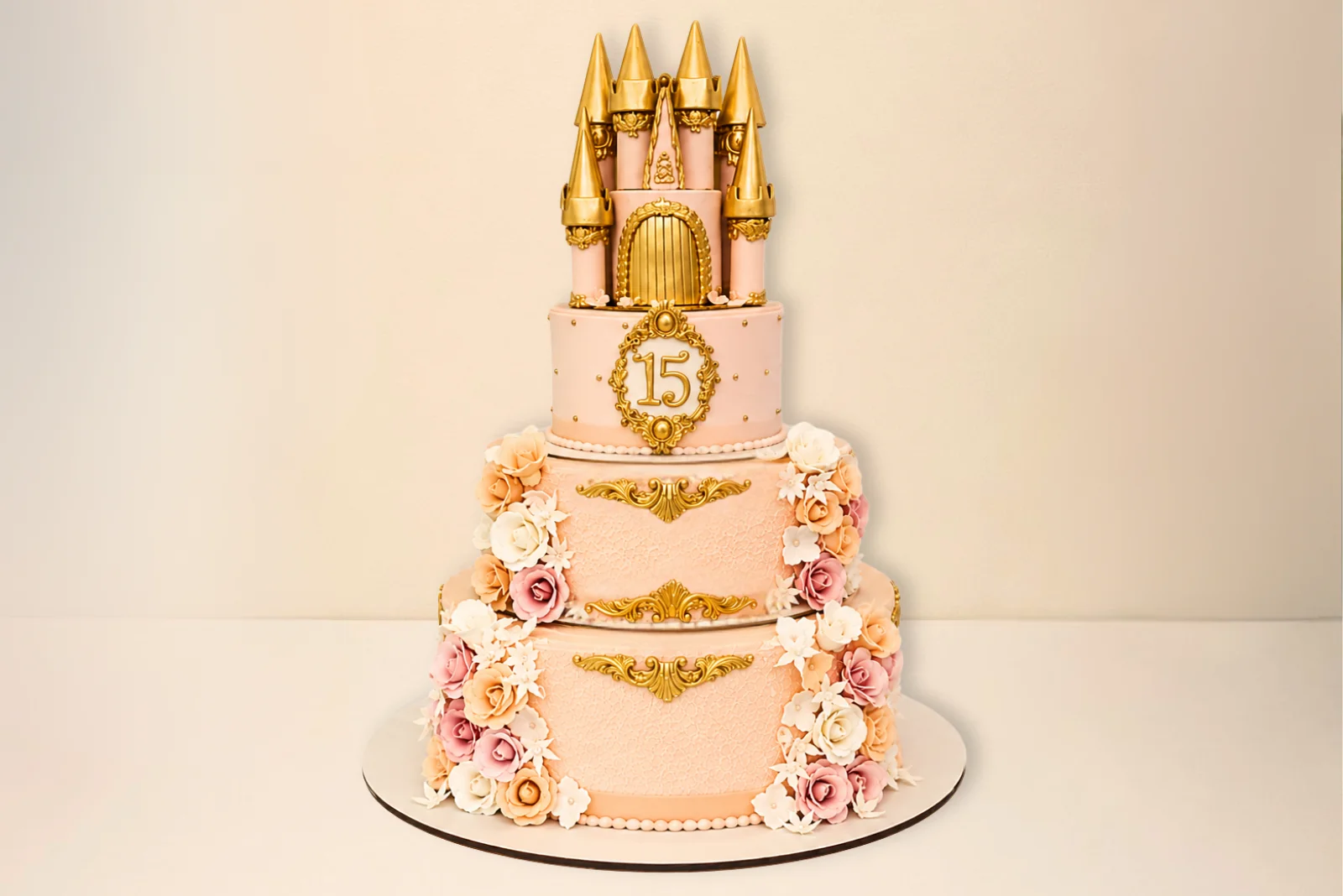 Pastelería Artesanal Cajicá, Chía, Tabio, Sabana Torta de quinceaños tres pisos rosada con castillo dorado y flores en fondant - Choconuez Cajicá Chía Tabio Sabana Centro Bogotá
